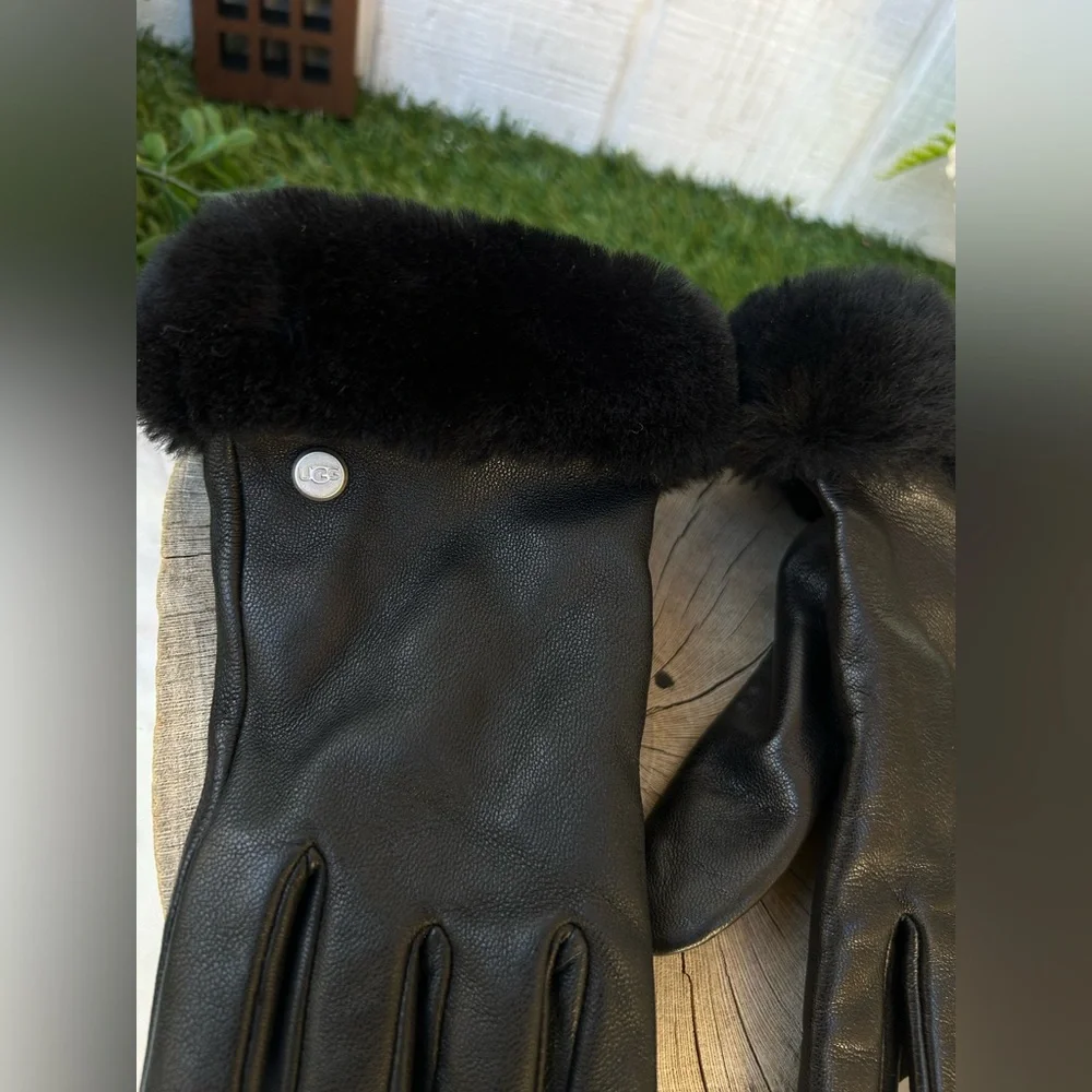 UGG Australia Gloves black Shorty Fine Leather w/Shearlin size M/NEW